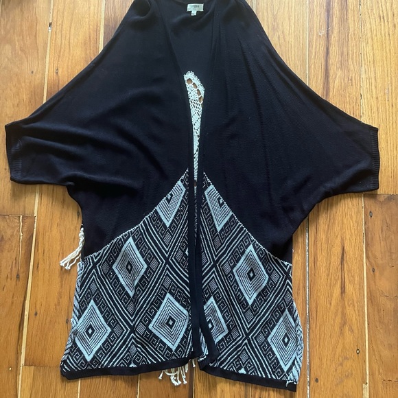 Umgee Sweaters - Umgee Black and Cream Geometric Women's Poncho